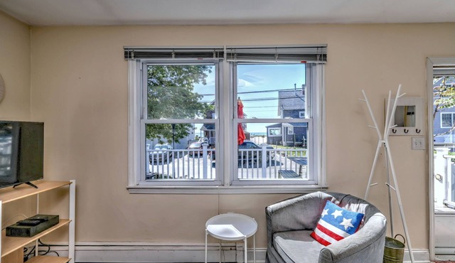 Charming 2-bedroom 50 ft from Fort Trumbull private beach.