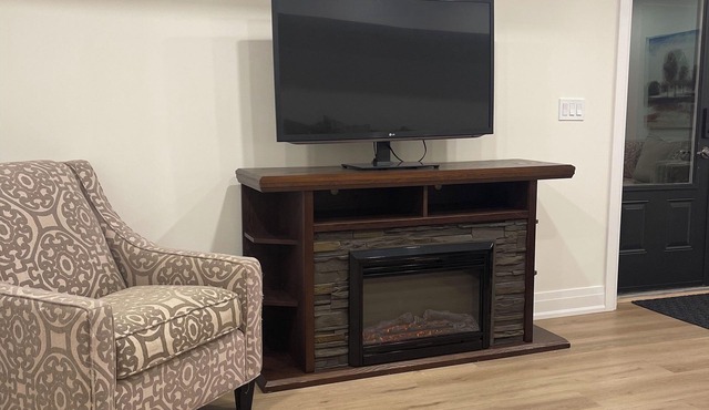 Charming 2-Bedroom Apartment with Kitchen, Office and Laundry