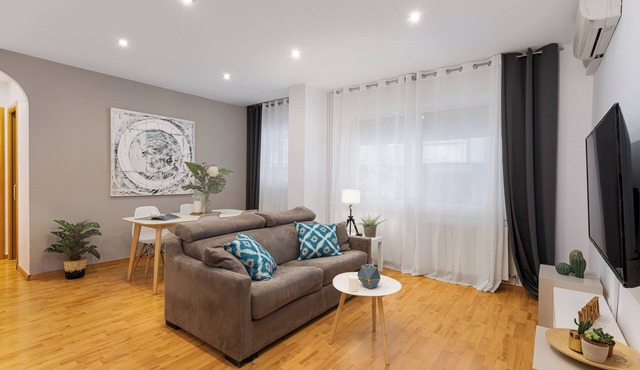 Charming 2-Bedroom Apartment in the Heart of Gràcia – Ideal for 4 Guests