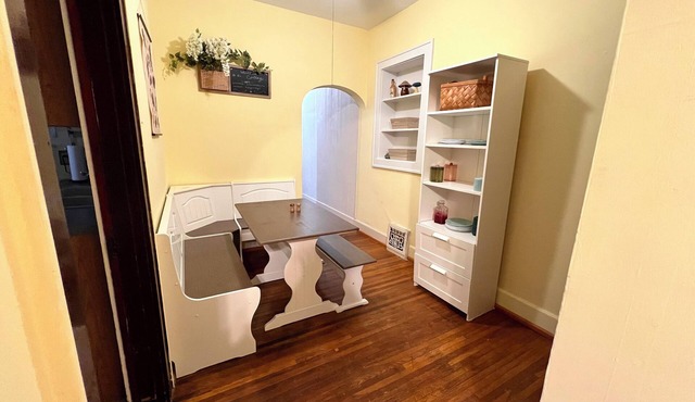 Charming 2-bedroom apartment in beautiful Belleville with WiFi