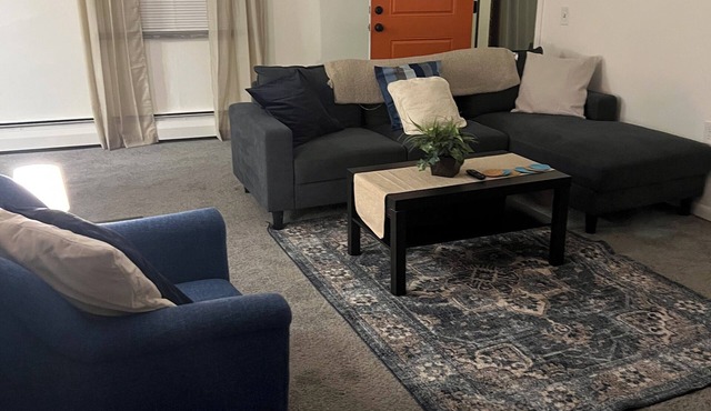 Charming 2-bedroom apartment with WiFi, AC in pleasant Cincinnati, OH