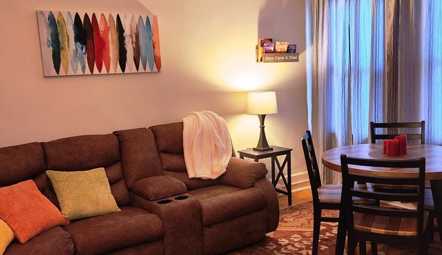 Charming 2-bedroom apartment with equipped kitchen and AC, in Cumberland, MD.