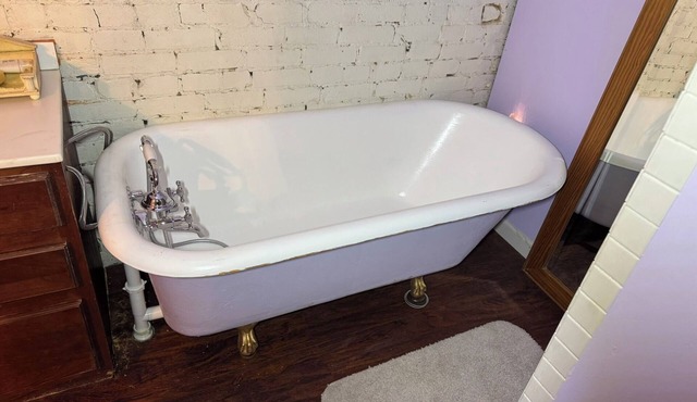 Charming 2-bedroom apartment in Evansville with fitness room, AC