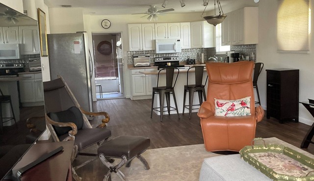 Charming 2-bedroom apartment in fabulous South Fort Myers with WiFi, AC