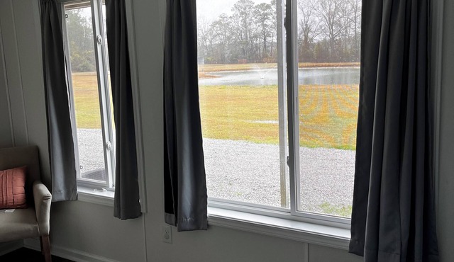 Charming 2-bedroom apartment MINUTES from Darlington Raceway with pond views