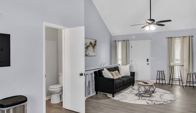 Charming 2-bedroom apartment in beautiful Huntsville with fireplace