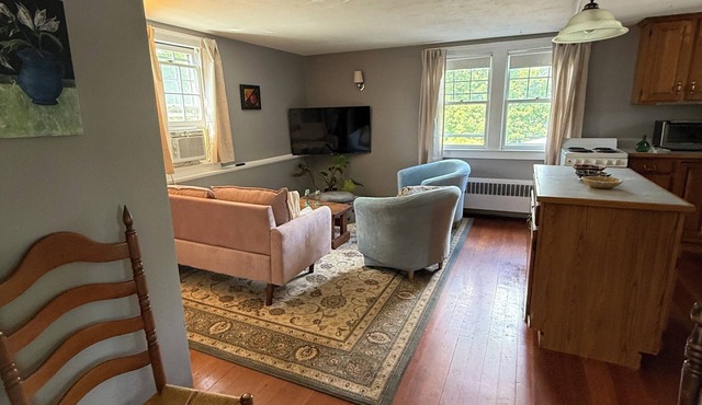 Charming 2-bedroom apartment in the center of historic Litchfield