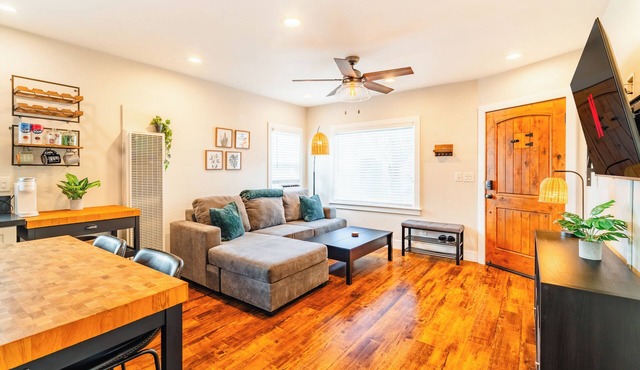 Charming 2-Bedroom apartment/10-min walk to the Beach/Parking Stall/AC