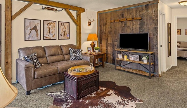 Charming 2-bedroom apartment in peaceful Osawatomie Mid Term Stays