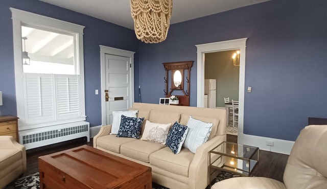 Charming 2-bedroom apartment in quiet downtown neighborhood in Petersburg