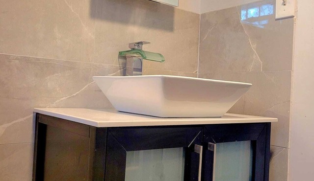 Charming 2-bedroom apartment with AC, WiFi in lovely Rutherford