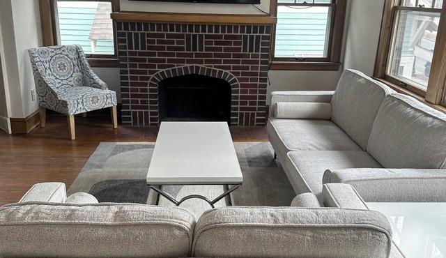 Charming 2-bedroom apartment in Saint Paul. Near MAC, UST, St. Kate's.