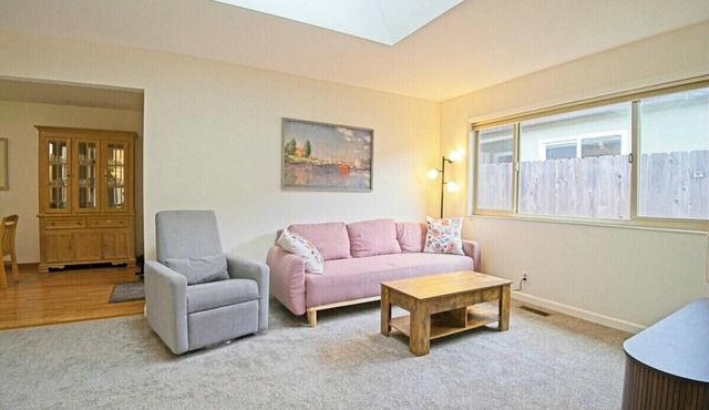 Charming 2-Bedroom Alameda Apartment, Peaceful Block, walk to Shops & Dining
