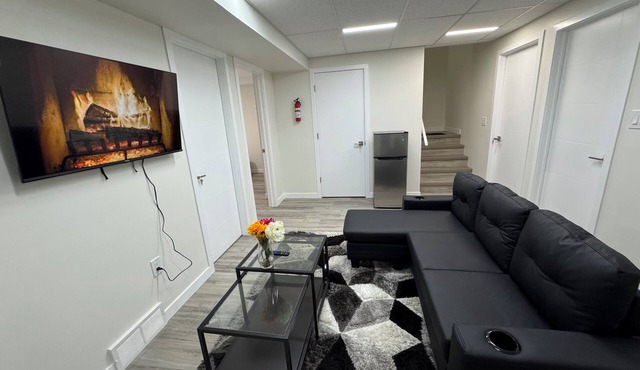 Charming 2-bedroom apartment in wonderful Devonshire area of Winnipeg with WiFi