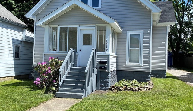 Charming 2-bedroom apartment with AC, WiFi, in The Historic Ashtabula Harbor