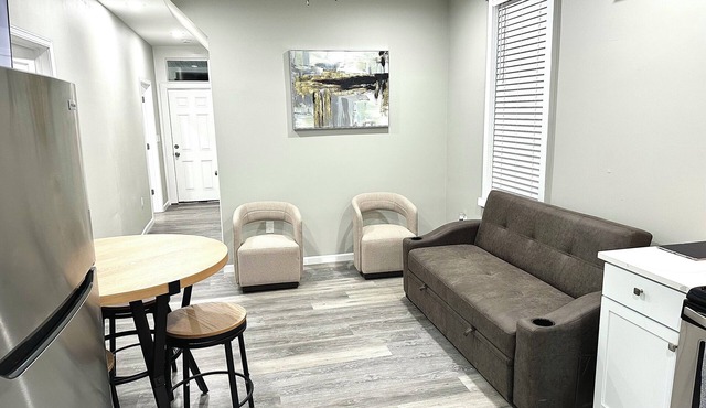 Charming 2-bedroom apartment in cool Baltimore with AC, WiFi