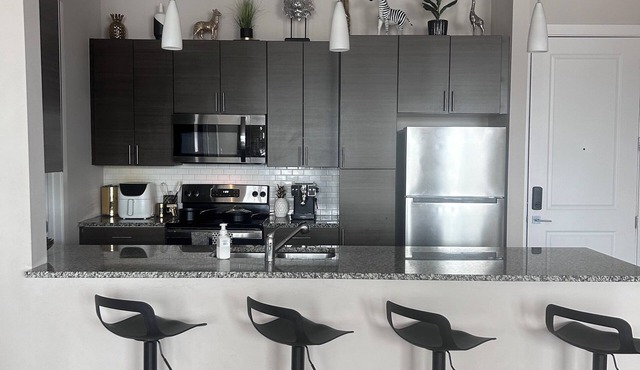 Charming 2-bedroom apartment with 24-HR Amenities in lovely Beachwood!