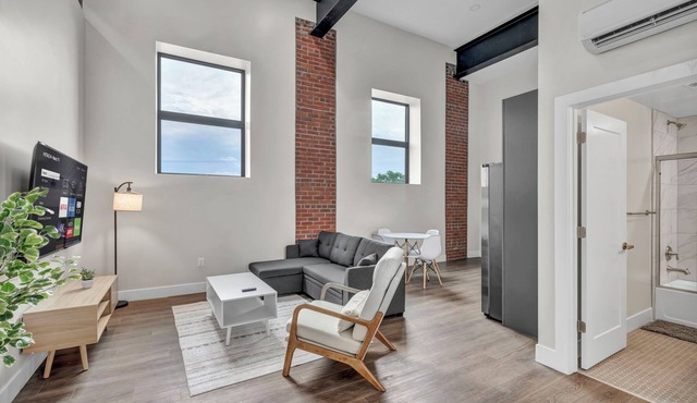 Charming 2-bedroom apartment in brilliant Cleveland with AC, WiFi