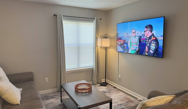 Charming 2-bedroom apartment with WiFi, AC in fabulous Daleville