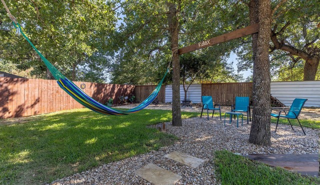 Charming 2-bedroom apartment with WiFi, AC in awesome Del Valle 3 parking lot