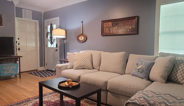 Charming 2-bedroom apartment near Dauphin Island beaches, fishing and boating.