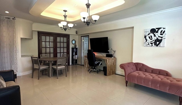 Charming 2-bedroom Apartment in Palm Beach Near Airport with Pool/Gym Access