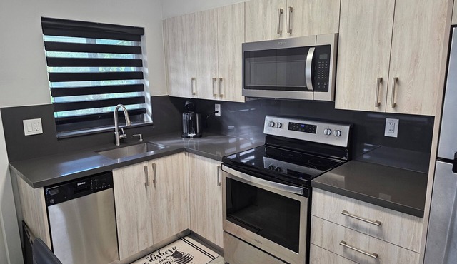 Charming 2-bedroom apartment in terrific Hollywood with AC, WiFi