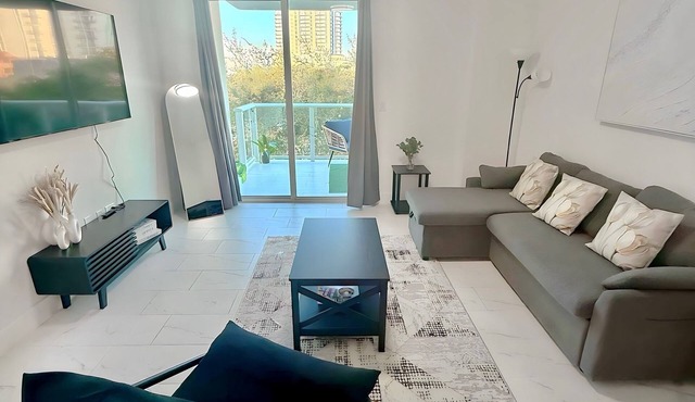 Charming 2-bedroom apartment with AC in gorgeous Hollywood