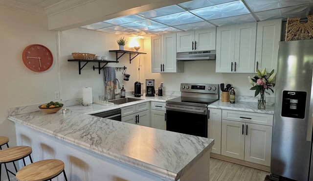 Charming 2-bedroom apartment in brilliant Knoxville with walkable campus access.