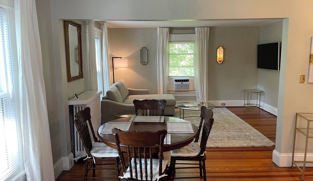 Charming 2-bedroom apartment with short walk to downtown and Universities