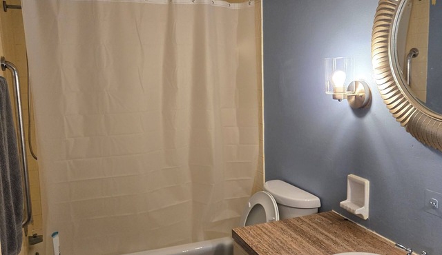 Charming 2-bedroom apartment with patio, AC in Mansfield close to Ink concert