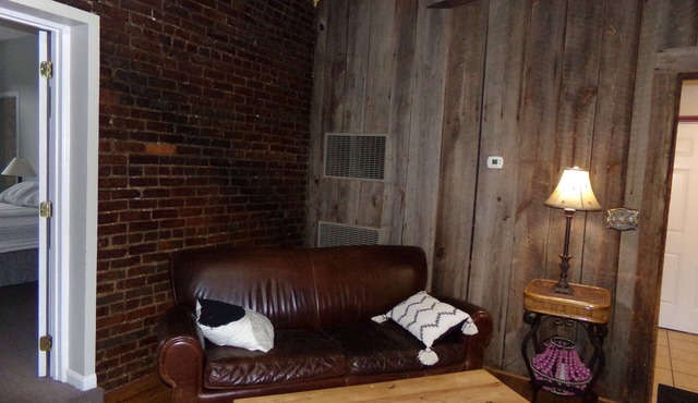 Charming 2-bedroom apartment with WiFi and AC in enchanting Maysville