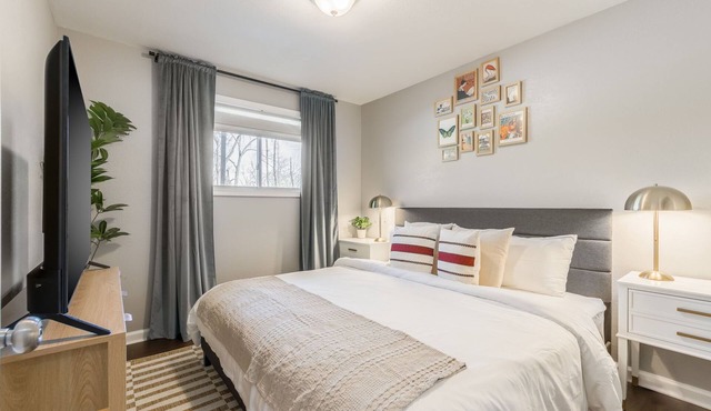 Charming 2-bedroom apt in quiet Riverside in between airport and Kansas City