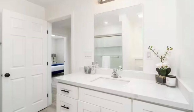 Charming 2-bedroom apartment with WiFi, with gated parking in San Diego!