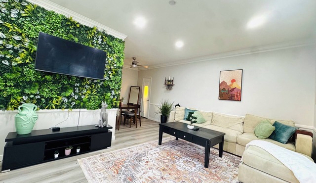 Charming 2-bedroom apartment in delightful San Diego with WiFi, fitness room