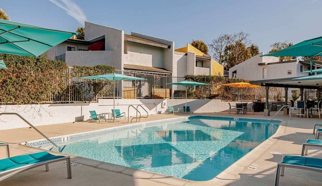 Charming 2-bedroom apartment with fitness room and AC in Santa Ana