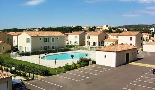 Charming 2-Bedroom Apartment with Terrace, Pool Access, Close to Beach and Shops