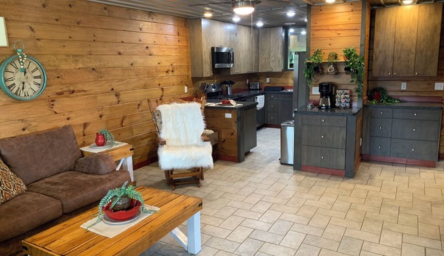 Charming 2-bedroom apartment with WiFi, AC, Washer and Dryer in quaint Grimsley