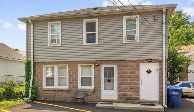 Charming 2-bedroom apartment in delightful Highwood 2 minutes to Train station!