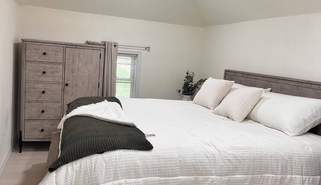 Charming 2-bedroom apartment with WiFi, AC in wonderful Marshall.