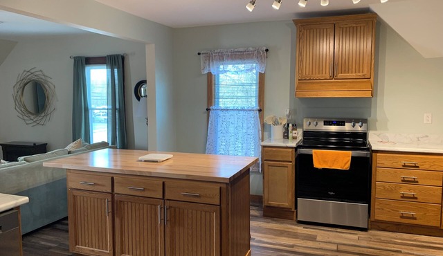 Charming 2-bedroom apartment in Mishicot with Wi-Fi close to fox hills.
