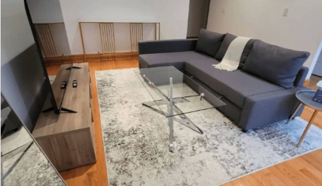 Charming 2-bedroom apartment with AC, WiFi in delightful Oak Park