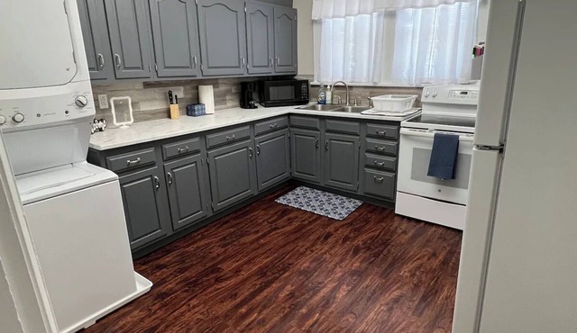 Charming 2-bedroom apartment with full kitchen, WiFi, and A/C in Uniontown, PA.