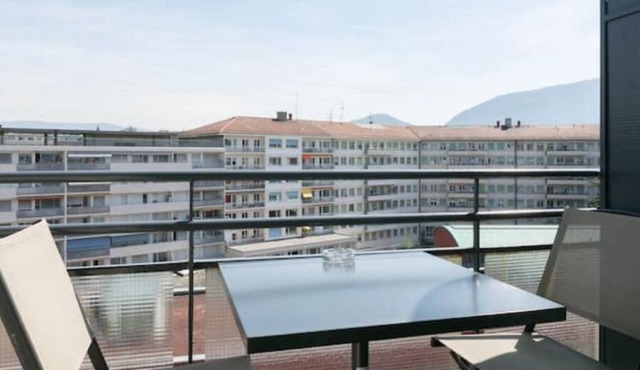 Charming 2-bedroom apartment in enchanting Genève with balcony