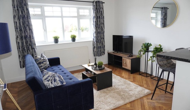 Charming 2 bedroom apartment, recently refurbished, great location pet friendly!