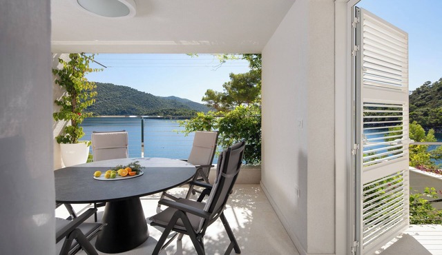 Charming 2-bedroom apartment in delightful Pasadur with WiFi, AC, coast line.