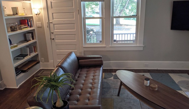 Charming 2-bedroom apartment with WiFi, AC in Atlanta