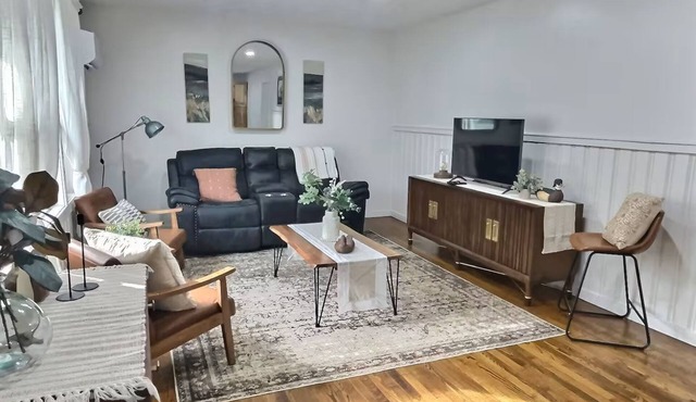 Charming 2-bedroom apartment with WiFi, AC minutes from Philpott Lake