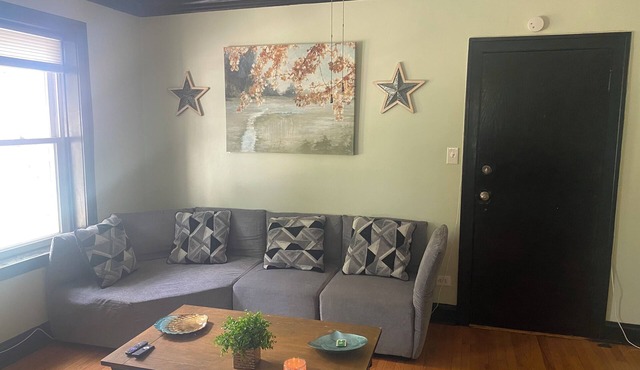 Charming 2-bedroom apartment in awesome Chicago with WiFi, AC