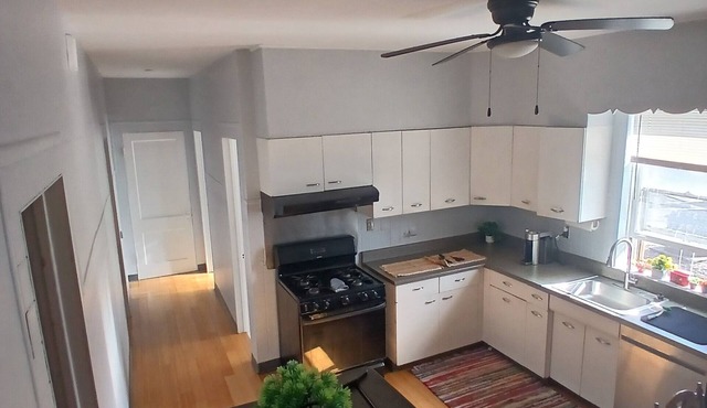 Charming 2-bedroom apartment in enchanting Chicago with AC, WiFi